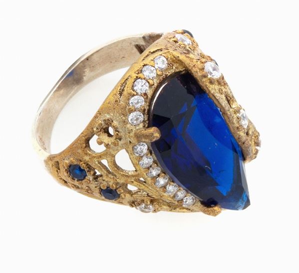 ANELLO CON ZAFFIRO TURCO E ZIRCONI