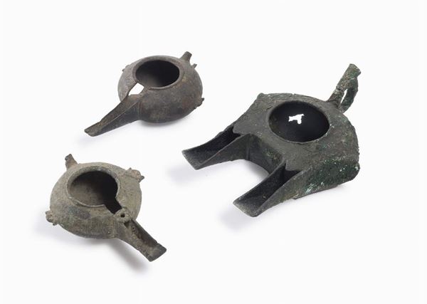 TRE LAMPADE IN BRONZO, PERSIA XII-XIX SECOLO