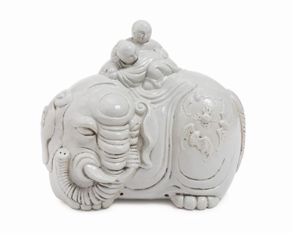 ELEFANTE IN PORCELLANA BIANCA, CINA