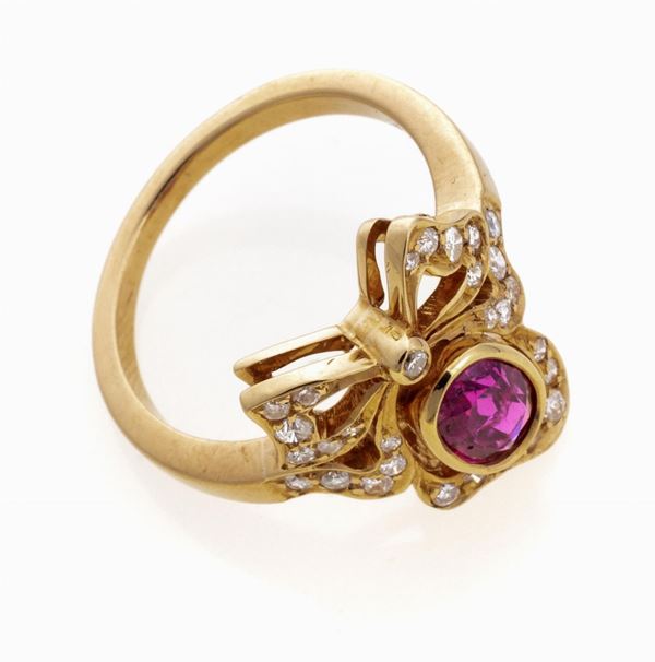 ANELLO CON RUBINO CENTRALE E BRILLANTI