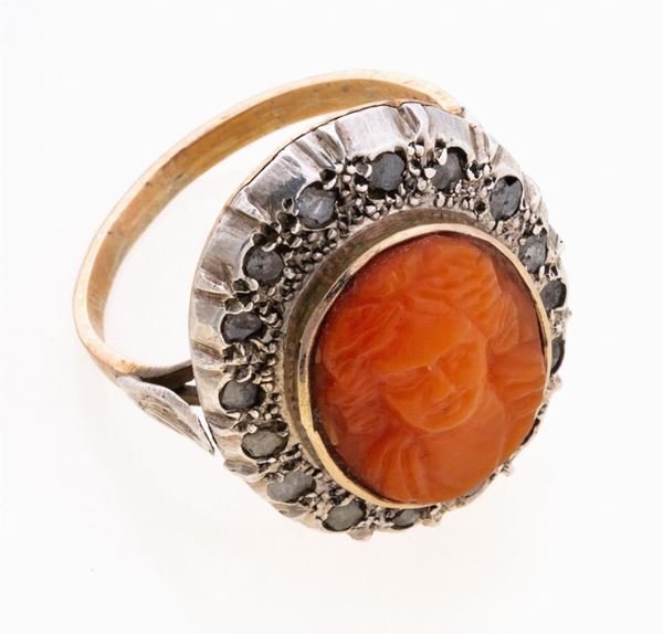 ANELLO FANTASIA CON CORALLO E DIAMANTI
