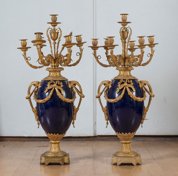 COPPIA DI CANDELABRI IN BRONZO E PORCELLANA