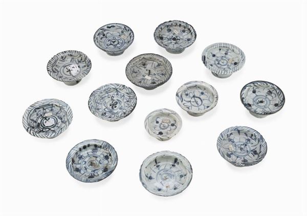 TREDICI ALZATINE BIANCO E BLU, CINA XIX SECOLO