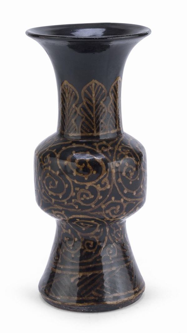 VASO IN PORCELLANA INVETRIATA, CINA XIX SECOLO