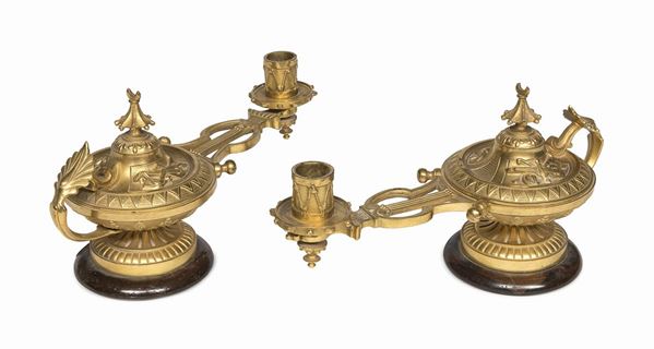 COPPIA DI MODELLI DI LUCERNE IN BRONZO DORATO