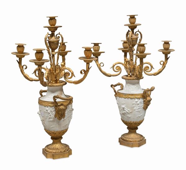 COPPIA DI CANDELABRI IN BISCUIT E BRONZO DORATO