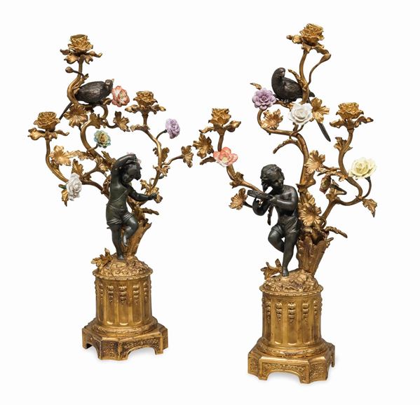 COPPIA DI CANDELABRI IN BRONZO DORATO CON PORCELLANA