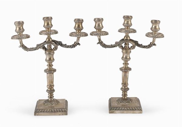 COPPIA DI CANDELABRI IN ARGENTO, MILANO