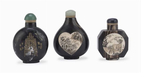 TRE PICCOLE SNUFF-BOTTLE IN CORNO, CINA