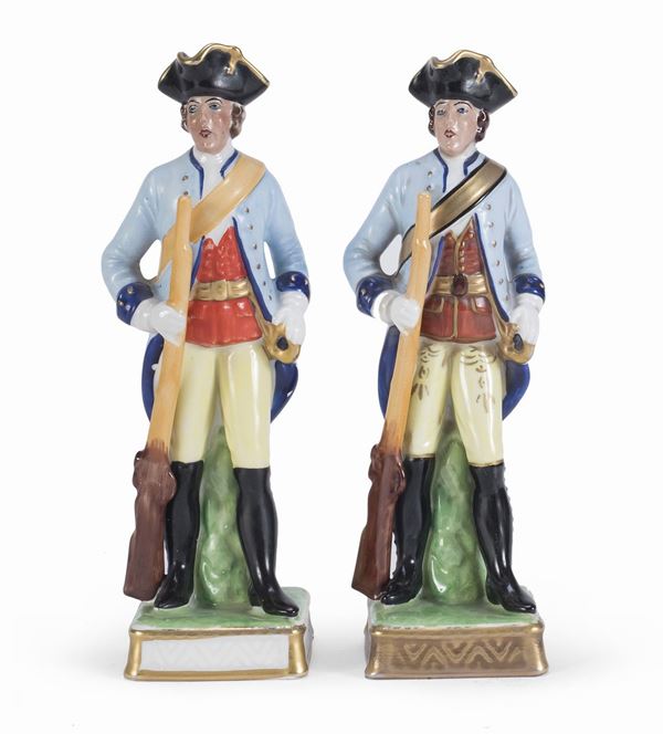 COPPIA DI FIGURE DI SOLDATI IN PORCELLANA, GINORI