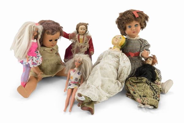 LOTTO DI DI DUE BARBIE E CINQUE BAMBOLE D'EPOCA