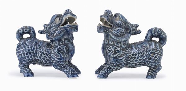 COPPIA DI QILIN IN PORCELLANA, CINA