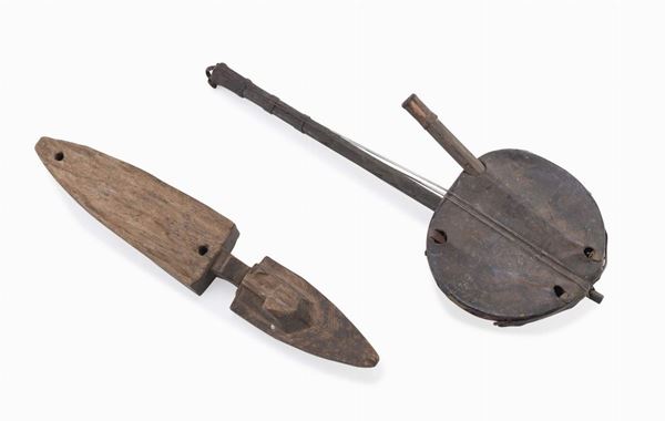 UNO STRUMENTO A CORDA E UN CHIAVISTELLO, ARTE AFRICANA