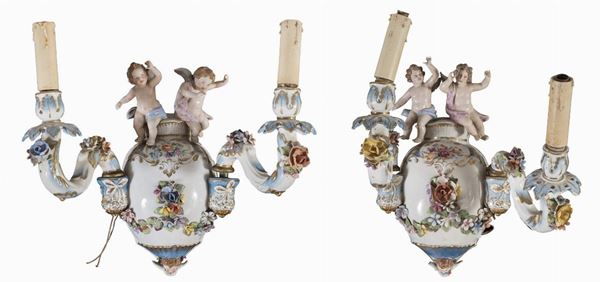 COPPIA DI APPLIQUES IN PORCELLANA