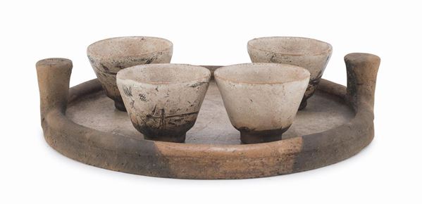 VASSOIO E QUATTRO TAZZE IN TERRACOTTA, CINA