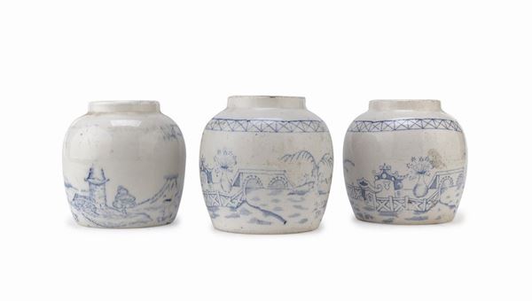 TRE PICCOLE GIARE IN PORCELLANA BIANCO E BLU, CINA, XX SECOLO