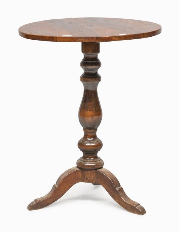 TAVOLINO IN LEGNO TINTO A NOCE
