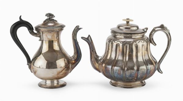 UNA CAFFETTIERA E UNA TEIERA IN SILVERPLATED, REGNO UNITO