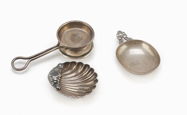 TRE OGGETTI DA TAVOLA IN SILVERPLATED, XX SECOLO