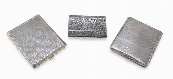 Lotto composto da tre portasigarette in argento con motivi