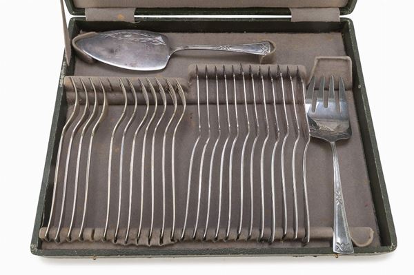 SERVIZIO DI POSATE DA PESCE IN SILVERPLATED, XX SECOLO