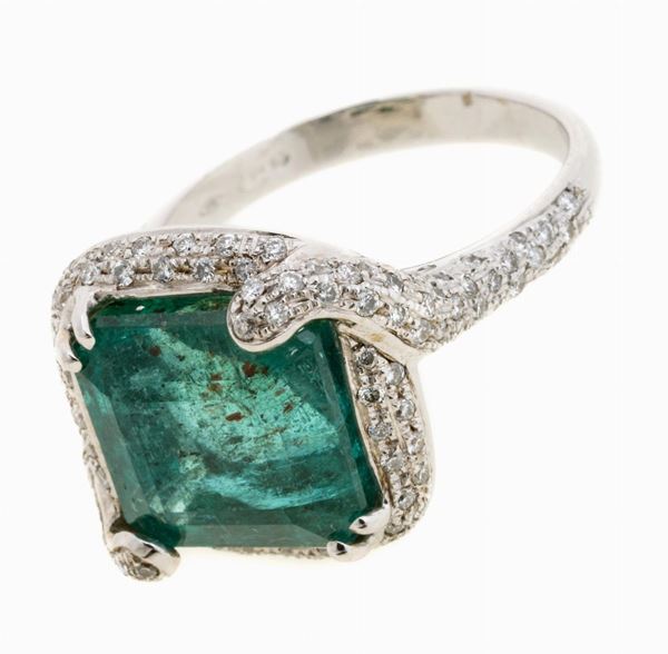 ANELLO CON SMERALDO E BRILLANTI
