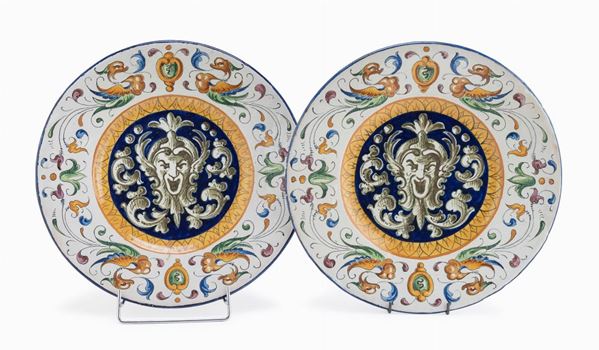 COPPIA DI PIATTI IN MAIOLICA, PROBABILMENTE FAENZA