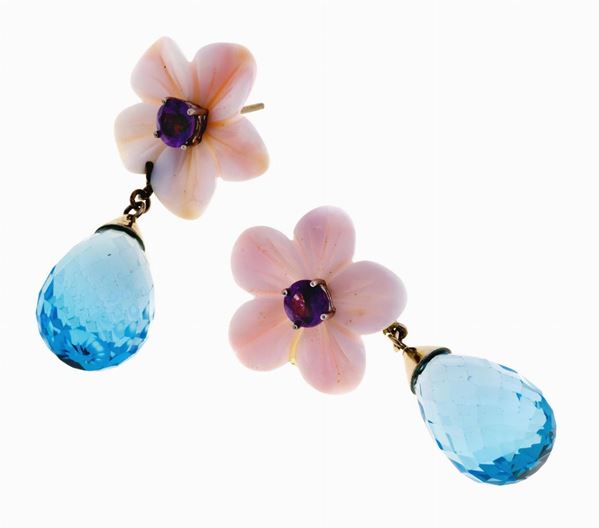 COPPIA DI ORECCHINI IN CORALLO ROSA,TOPAZIO AZZURRO E AMETISTA