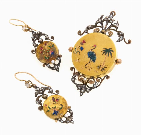 PARURE DI COPPIA DI ORECCHINI E SPILLA CON PERLE E SMALTI