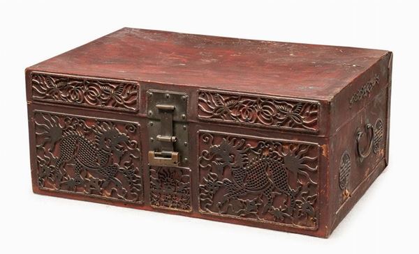 BAULE IN PELLE A LACCA ROSSA, CINA