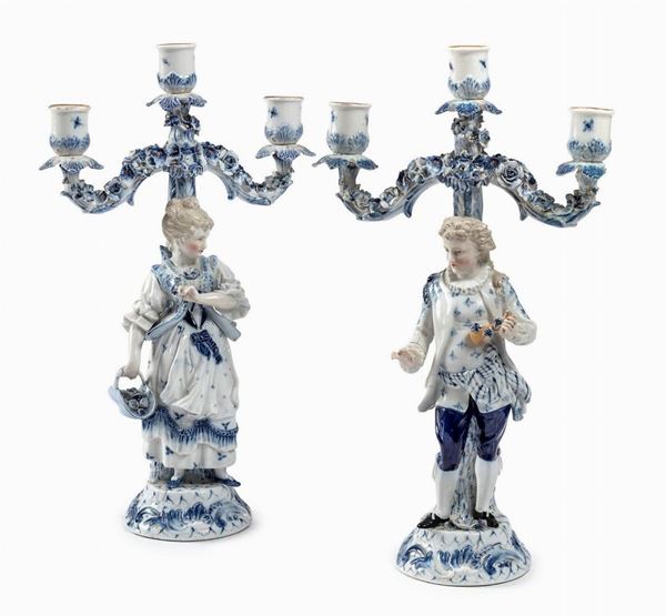 COPPIA DI CANDELABRI IN PORCELLANA