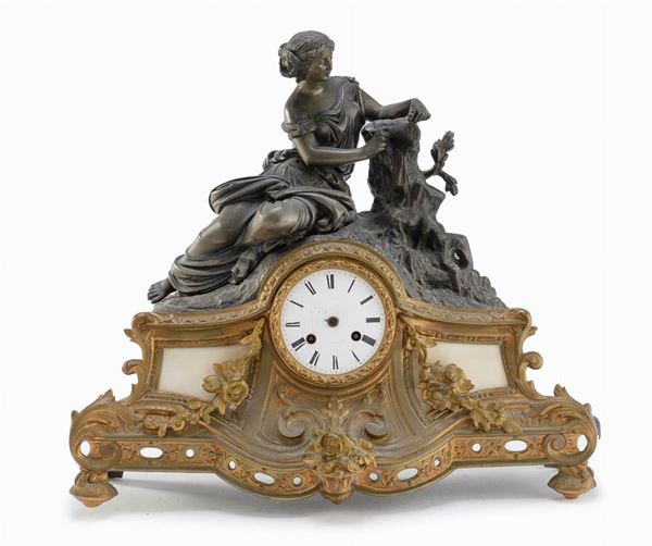 OROLOGIO DA TAVOLO IN METALLO DORATO E BRUNITO