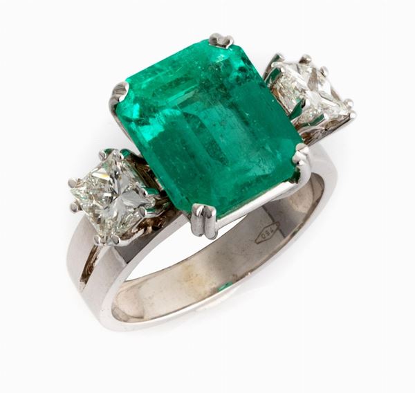 ANELLO CON SMERALDO E BRILLANTI