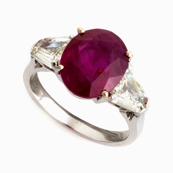 ANELLO CON RUBINO E DIAMANTI