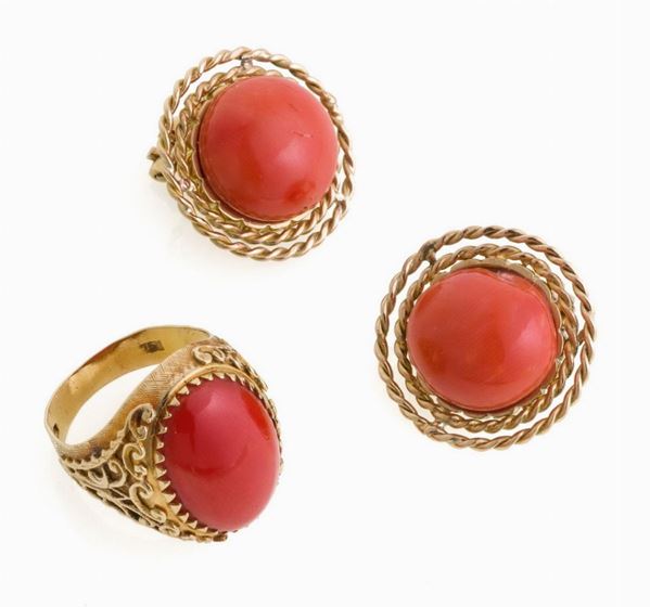 PARURE DI COPPIA DI ORECCHINI E ANELLO CON CORALLO ROSA