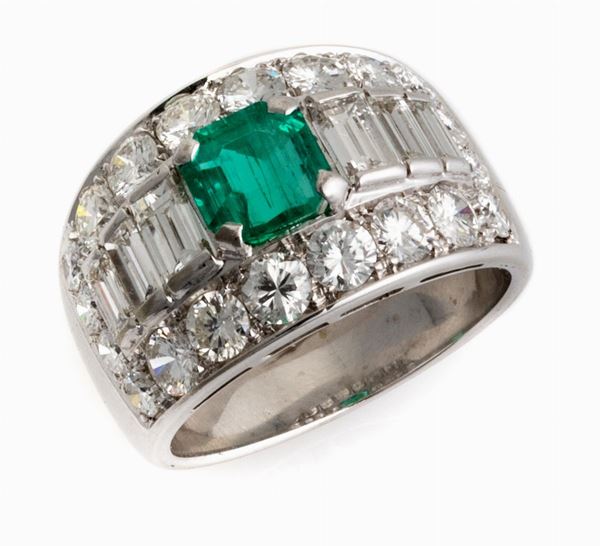 ANELLO CON BRILLANTI E SMERALDO