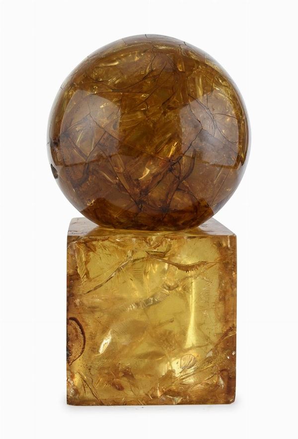 SFERA CON CUBO IN RESINA EGLOMIZZATA