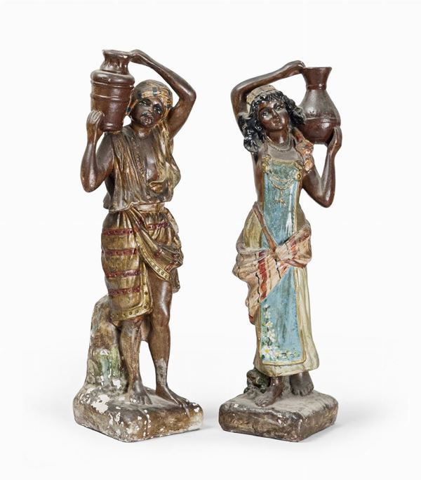 DUE SCULTURE DI PORTATORI ORIENTALI IN STUCCO