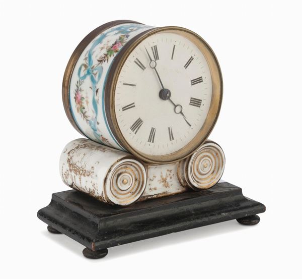 PICCOLO OROLOGIO IN PORCELLANA,