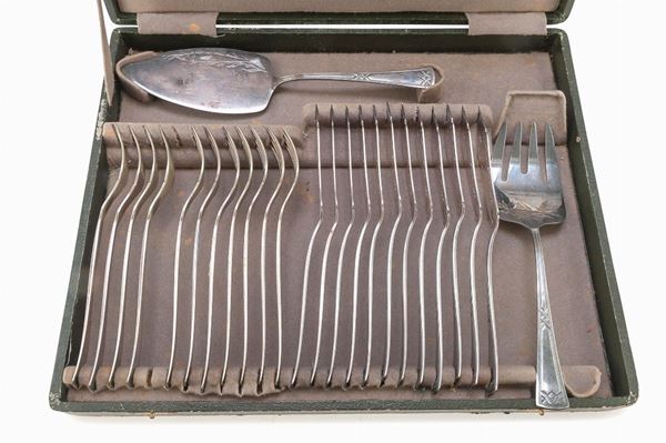 SERVIZIO DI POSATE DA PESCE IN SILVERPLATED, XX SECOLO