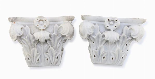 COPPIA DI PROFILI DI CAPITELLI IN MARMO