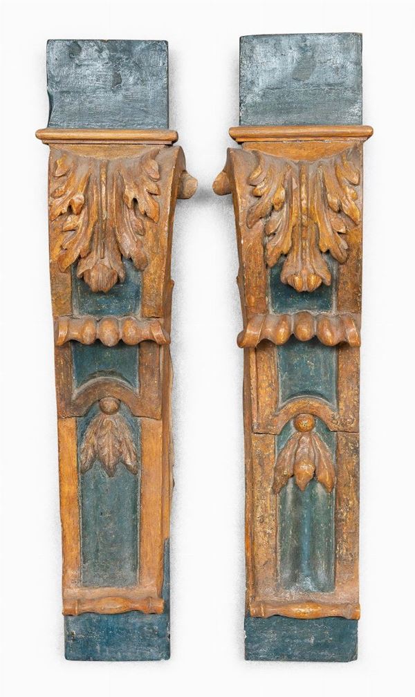 COPPIA DI MONTANTI IN LEGNO LACCATO, MARCHE