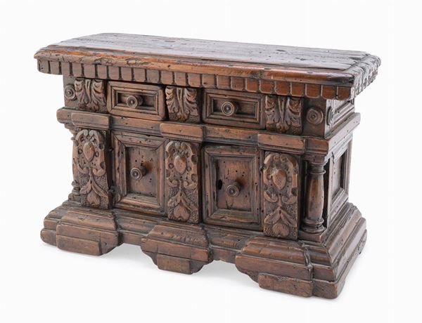 MODELLO DI CREDENZA IN NOCE DEL SEICENTO