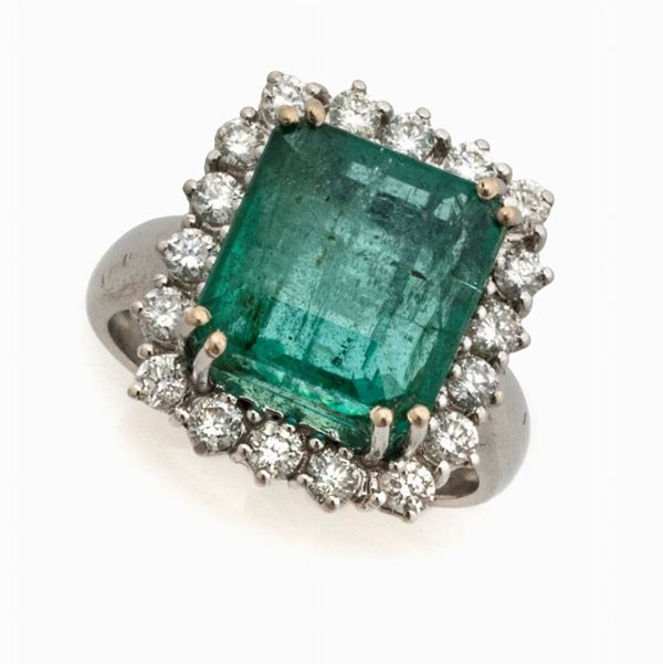 ANELLO CON SMERALDO E BRILLANTI