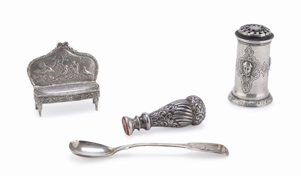 QUATTRO PICCOLI OGGETTI IN ARGENTO, ALCUNI LONDRA 1838