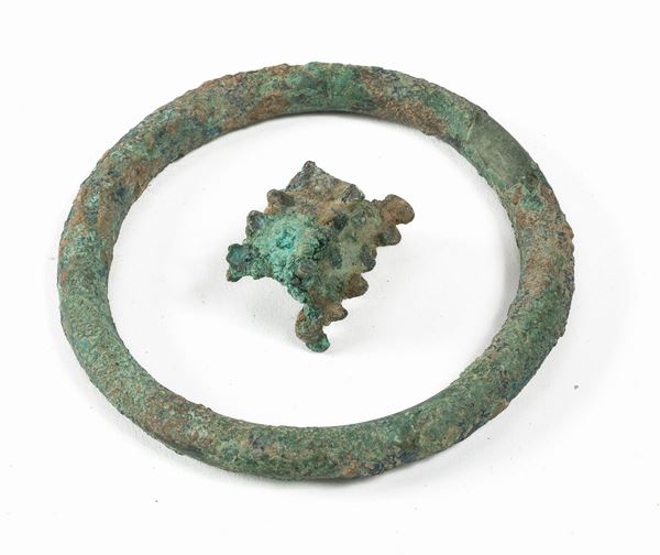 BRACCIALE IN BRONZO E PICCOLO FRAMMENTO, VIII-VII SECOLO A.C.