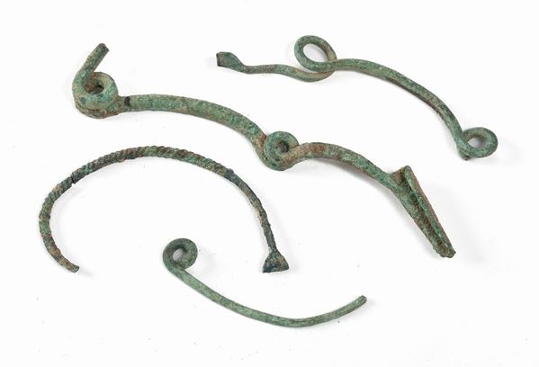 DUE FIBULE AD ARCO IN BRONZO, VII-VI SECOLO A.C.