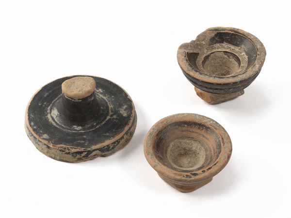 DUE COPPETTE ED UN FRAMMENTO A VERNICE NERA, V-IV SECOLO A.C.