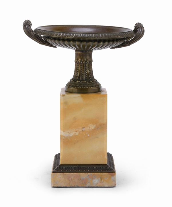 MODELLO DI COPPA CLASSICA IN BRONZO E MARMO