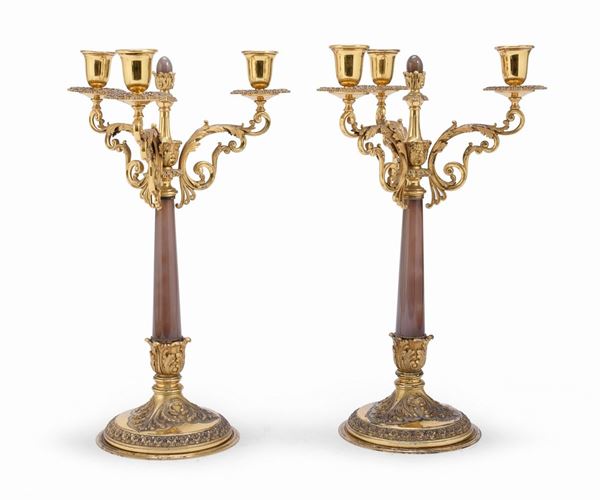 COPPIA DI CANDELABRI IN METALLO DORATO E ONICE VIOLA